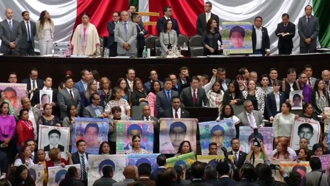 ¡Ayotzinapa vive, la lucha sigue! Padres de normalistas claman justicia en San Lázaro