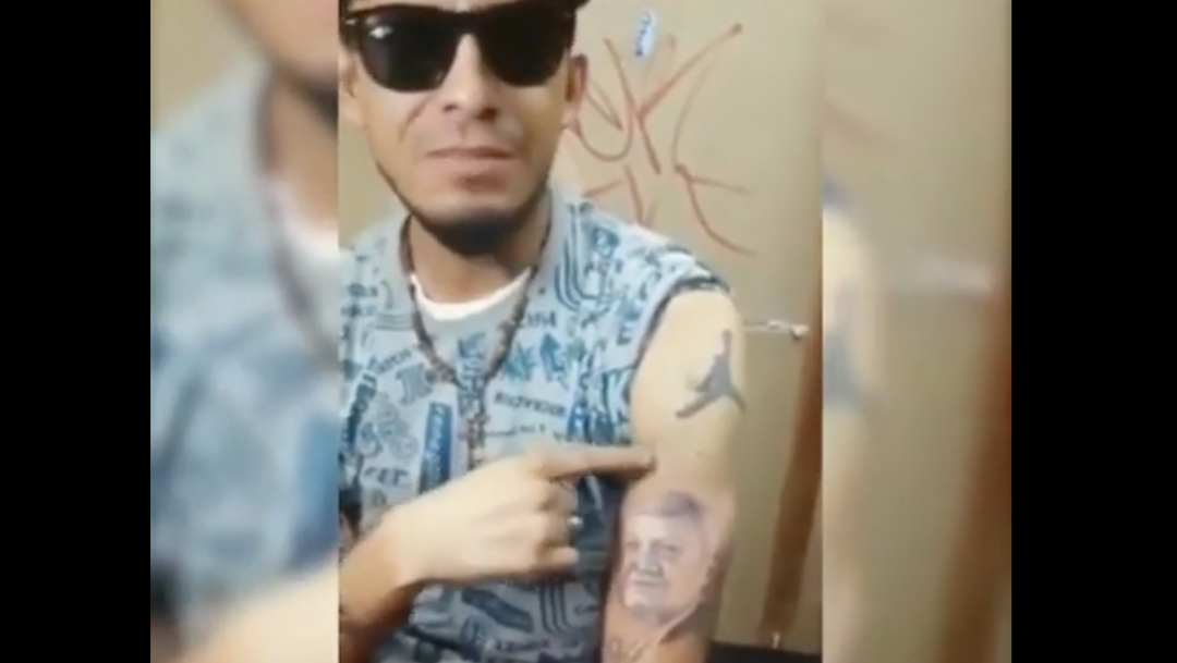 Video: Joven se tatúa a AMLO en su brazo y lo presume en redes