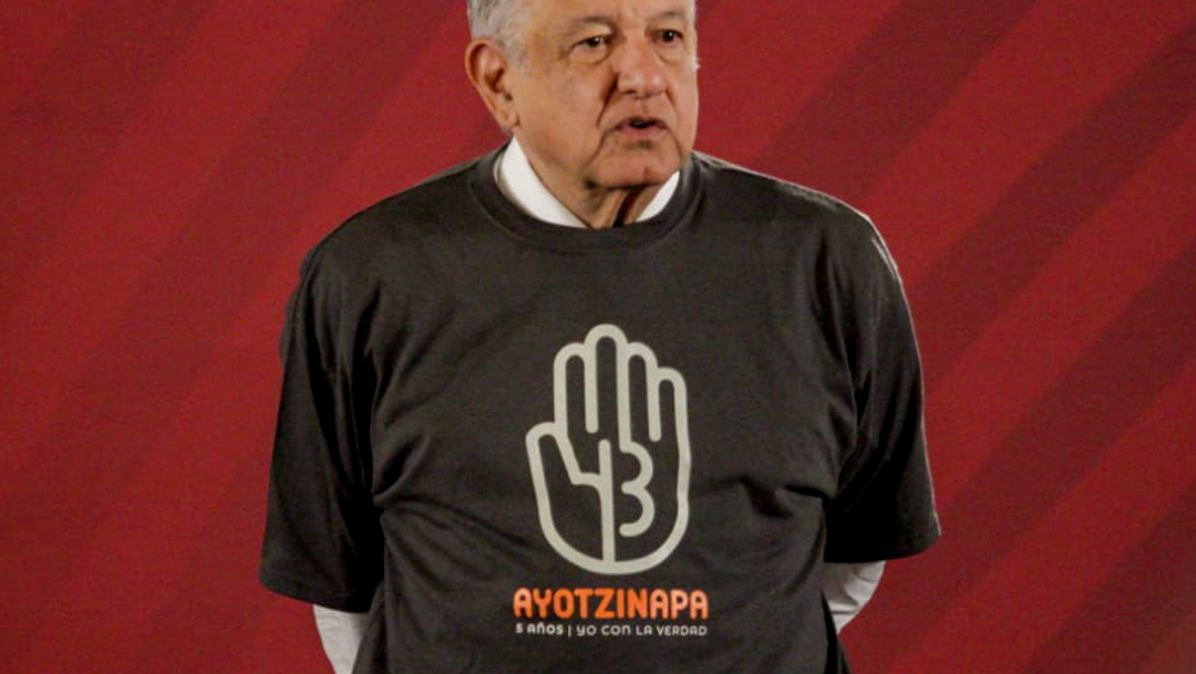 AMLO usa playera del caso Ayotzinapa, cumple promesa a padres de normalistas