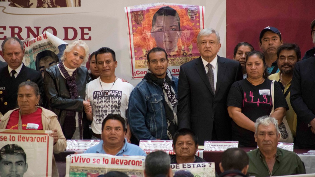 Foto: AMLO con familiares de desaparecidos en Ayotzinapa, 3 de diciembre de 2018, Ciudad de México