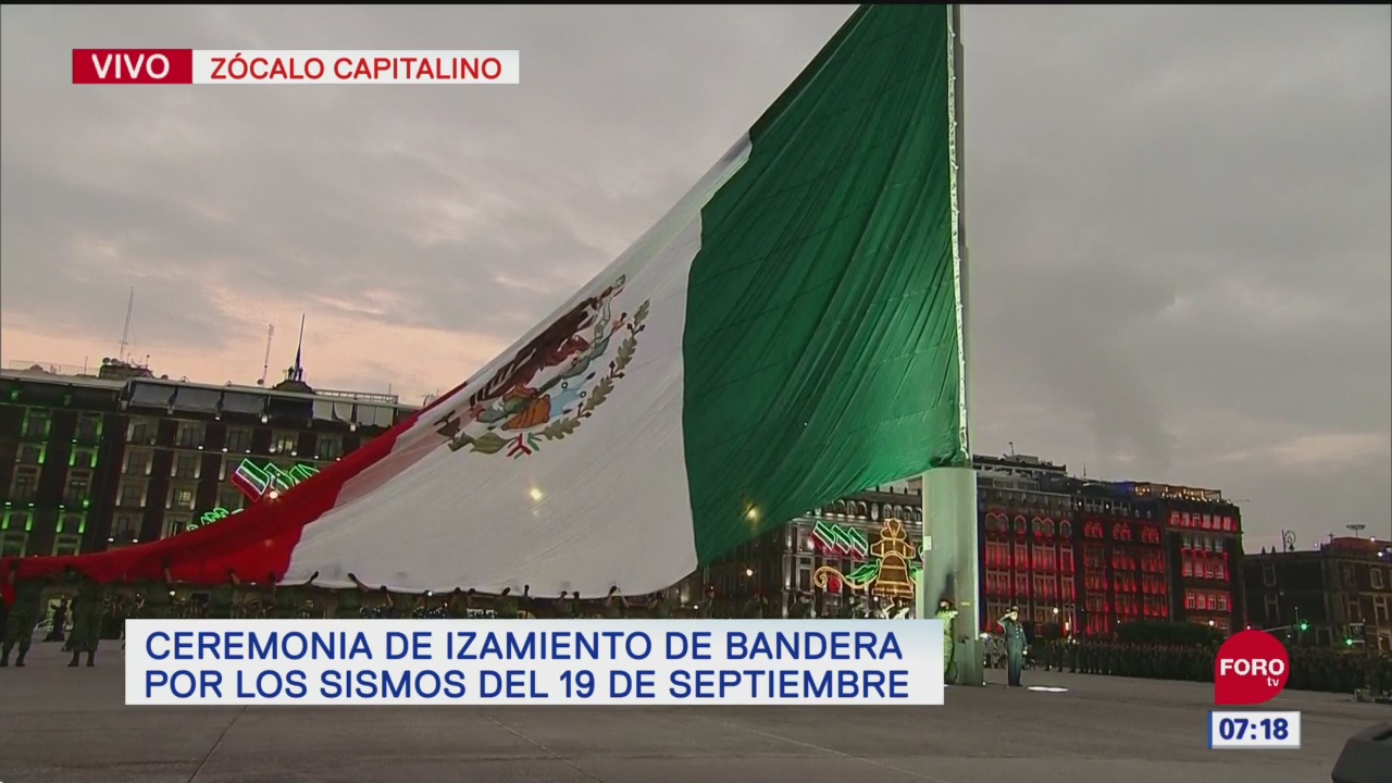 AMLO iza bandera en memoria de las víctimas de los sismos del 19S