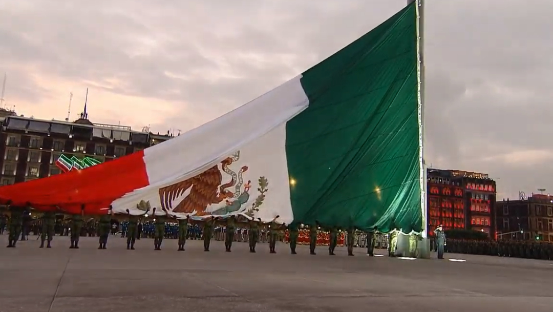AMLO iza bandera en Zócalo CDMX por víctimas de sismos de 1985 y 2017 (YouTUbe)