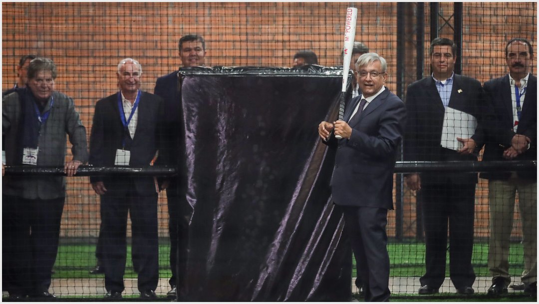Imagen: AMLO presumió su habilidad para el softbol, 21 de septiembre de 2019 (Gobierno de la República)