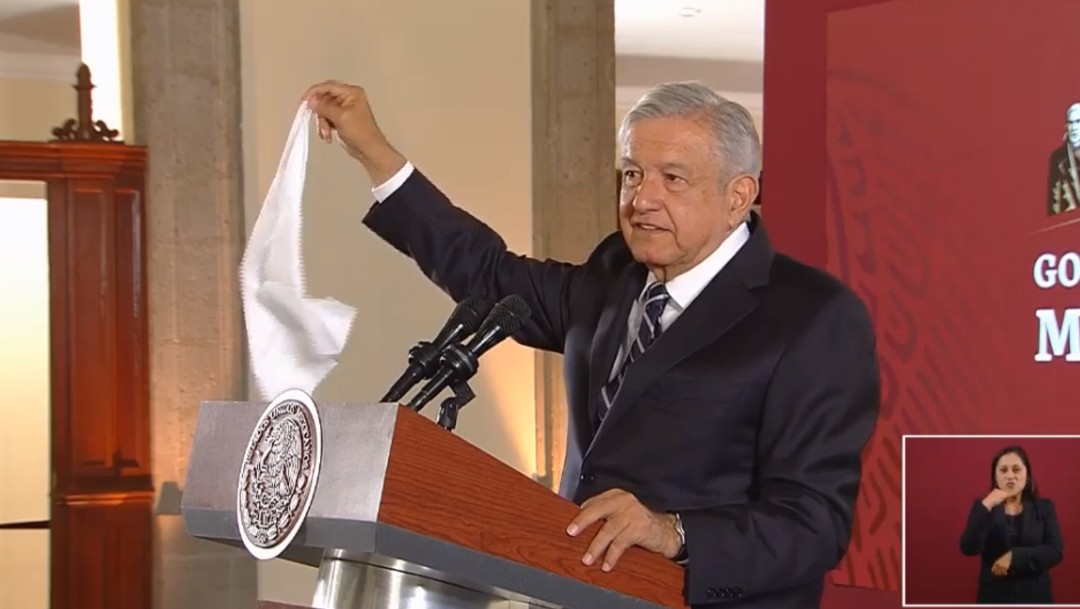 Foto: López Obrador muestra un pañuelo, 17 de septiembre de 2019, Ciudad de México