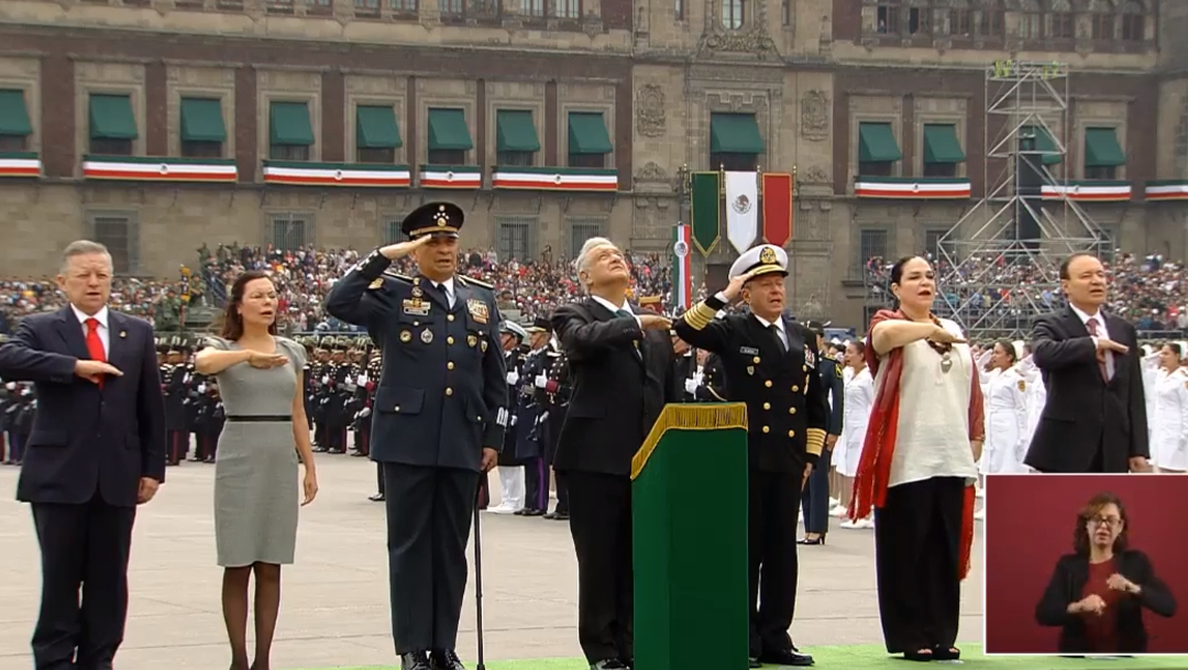 FOTO AMLO encabeza su primer desfile militar del 16 de septiembre (YouTube)