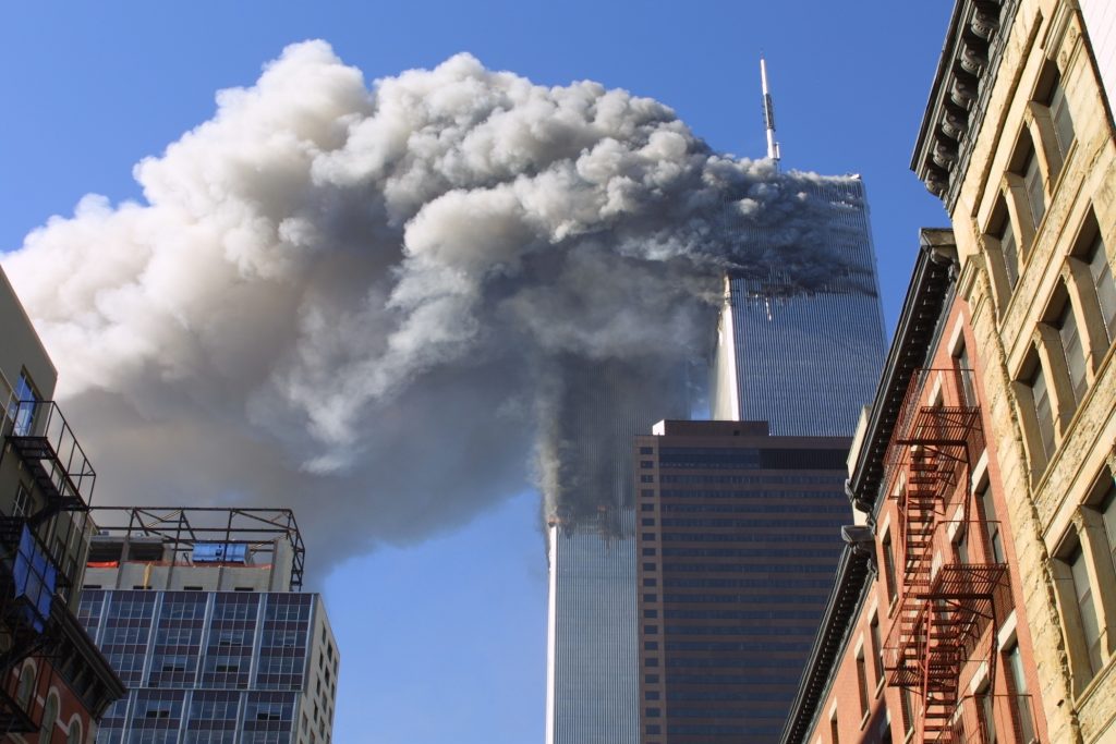 Foto:torres gemelas ardiendo luego del impacto del avion el 11 de septiembre de 2001. 11 septiembre 2019