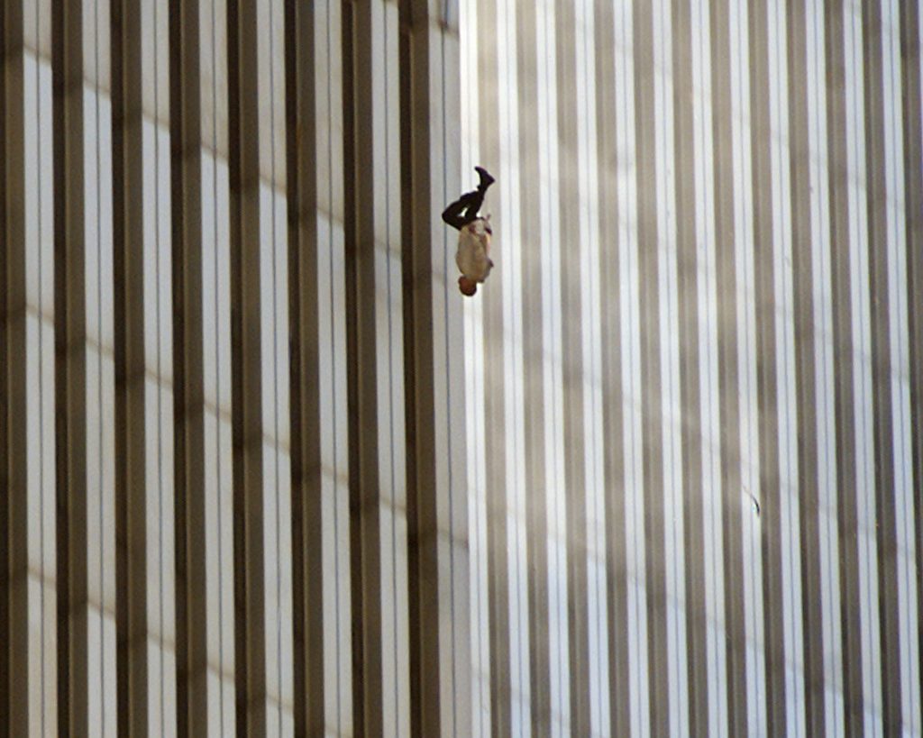 Foto:persona saltando de las torres gemelas tras el atentado. 11 septiembre 2019.