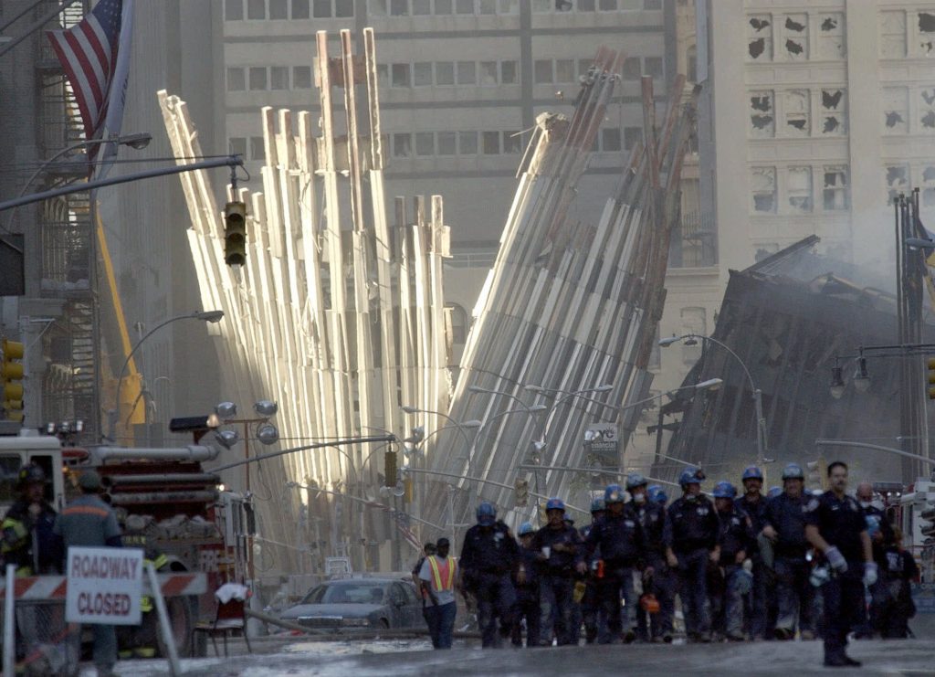 Foto:Trabajadores rescatando gente en torres gemelas después del atentado. 11 septiembre 2019