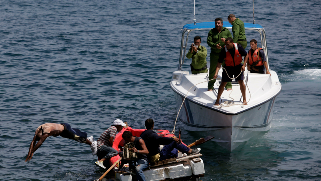 Foto: Cubanos tratan de salir de la isla, 5 de septiembre de 2019 (AP, archivo)