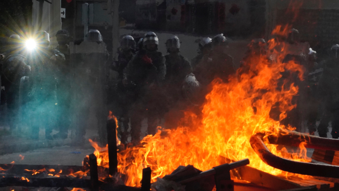 Foto: Los agentes respondieron con gases lacrimógenos y balas de goma contra los manifestantes, quienes también lanzaron cócteles molotov, 21 de septiembre de 2019 (AP)