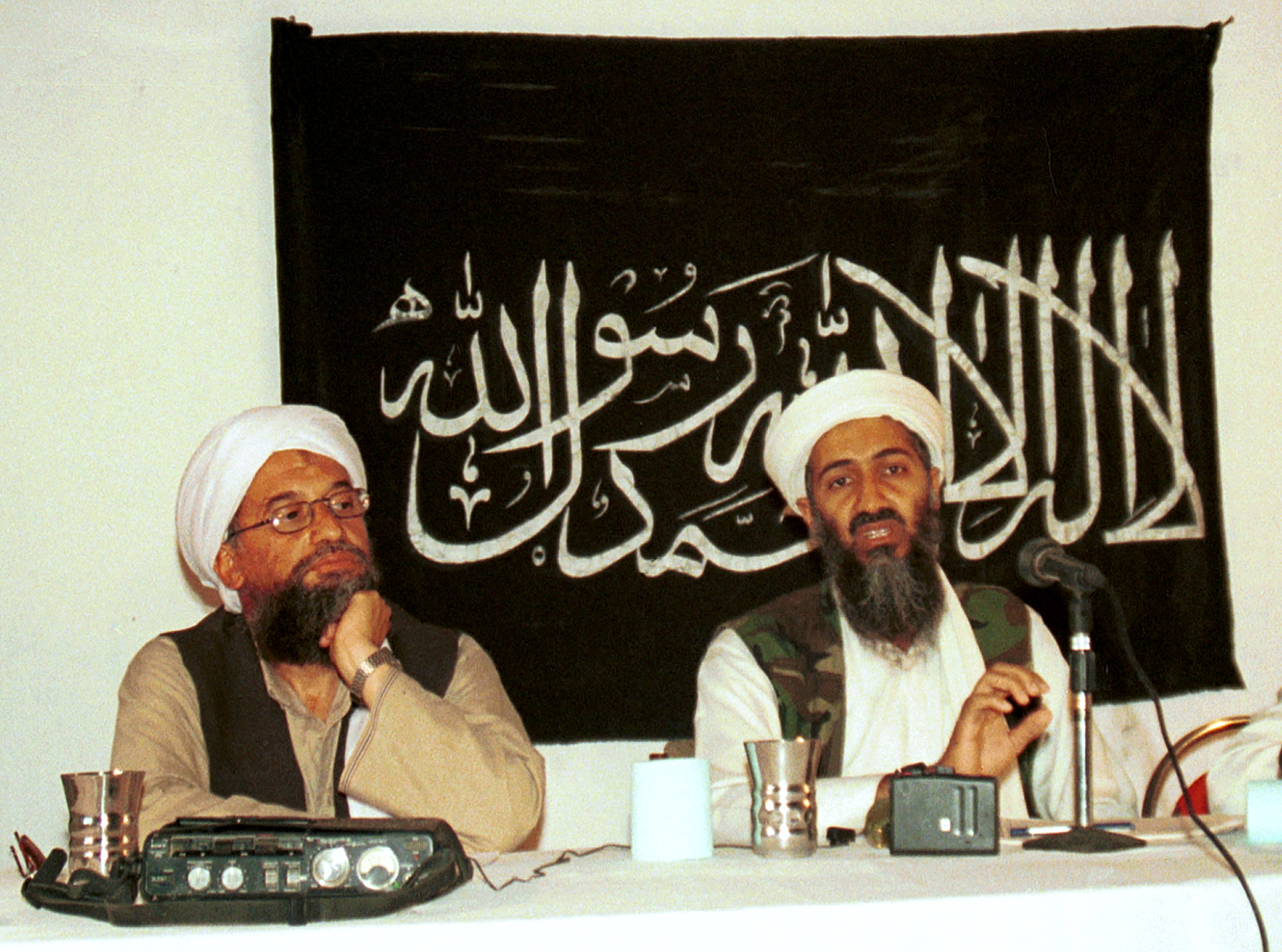 Foto: Ayman al-Zawahri a la derecha de Osama Bin-Laden en 1998, 11 de septiembre de 2019 (AP, archivo)