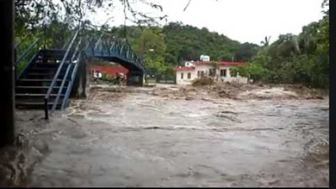 Lluvias por 'Lorena' causan desbordamiento del arroyo Santiago en Manzanillo, Colima