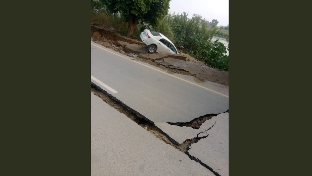 Foto: Auto cae a grieta durante sismo en Pakistán, 24 de septiembre de 2019