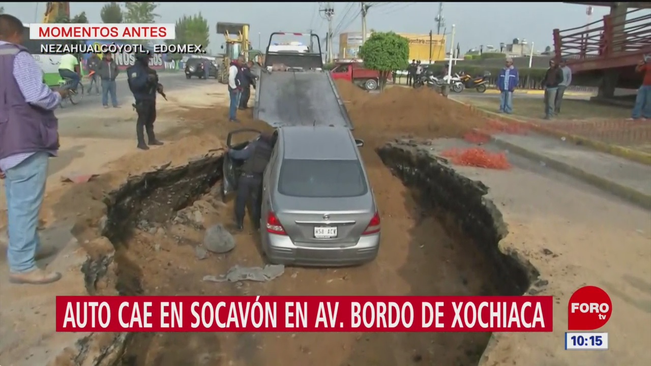 Automóvil cae a socavón en Nezahualcóyotl, Edomex