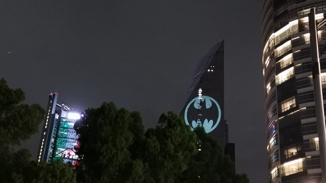 Proyectan Batiseñal en la CDMX por el 80 aniversario de Batman