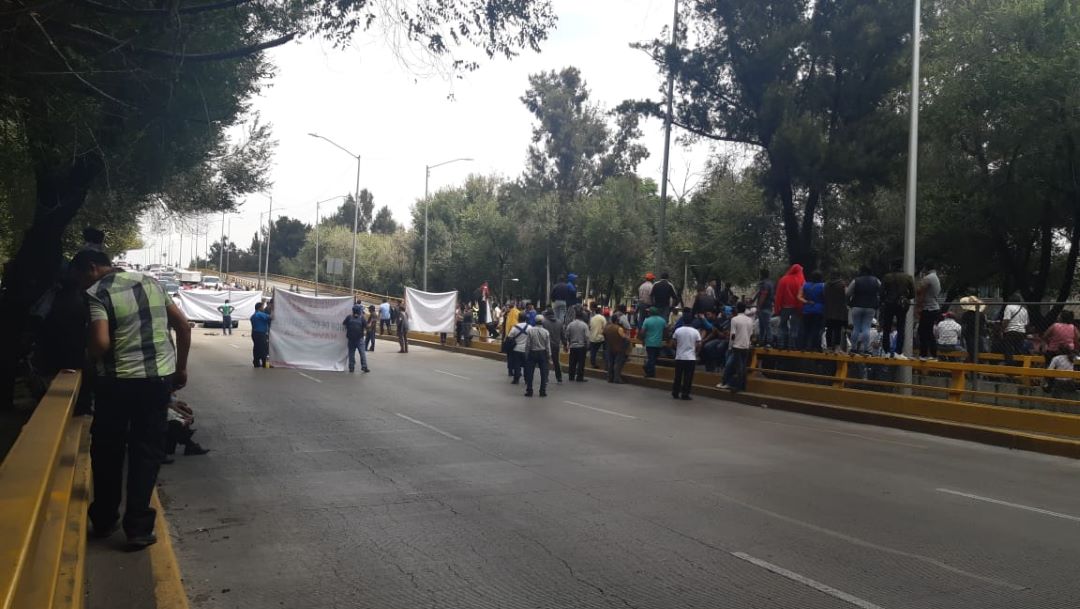 Comerciantes bloquean Circuito Interior Río Churubusco y Eje 5 Sur