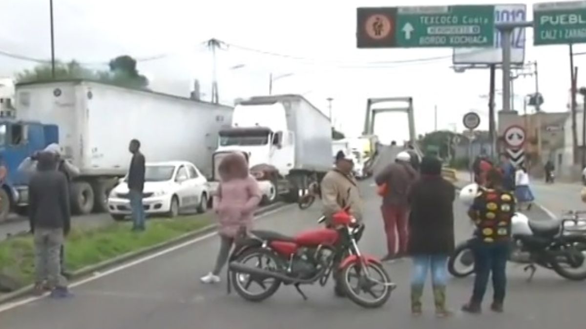 Bloquean vialidad en Iztacalco por desaparición de dos menores durante fiesta
