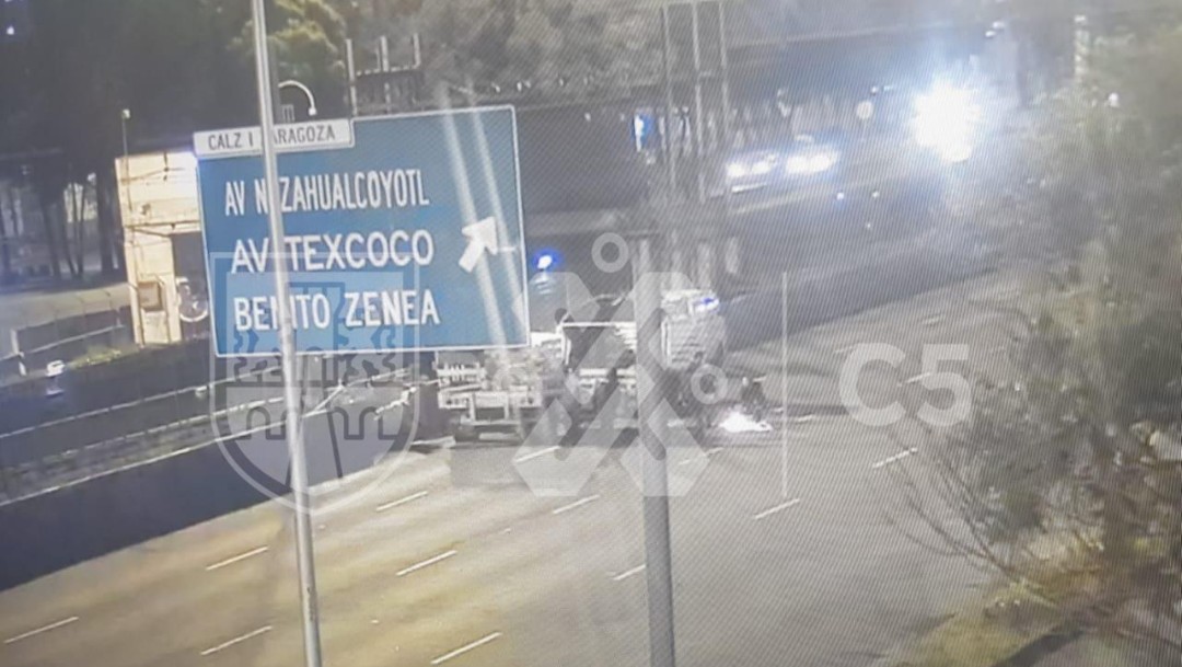 Continúa cierre vial sobre carriles centrales de Calzada Ignacio Zaragoza tras choque de pipa