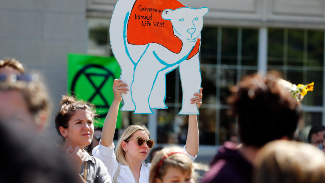 Personas alrededor del mundo protestan para exigir a los gobiernos medidas contra el cambio climático.