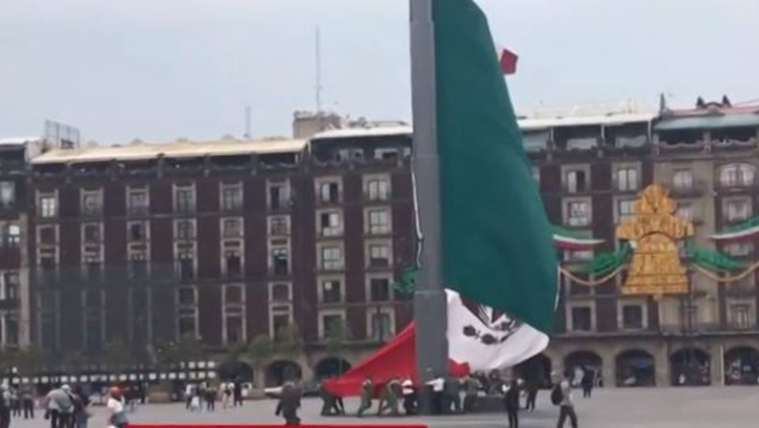 VIDEO: Viento dificulta arriar bandera en el Zócalo de la CDMX
