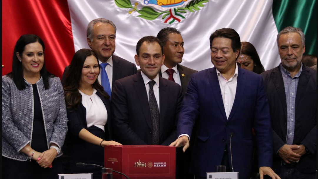 Foto: Arturo Herrera entrega el presupuesto a la cámara de los diputados, 8 de septiembre de 2019 (Cuartoscuro)