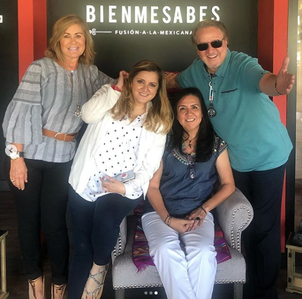 Imagen: Carlos Villagrán con su hija y otras mujeres, 26 de septiembre de 2019, (Instagram) 