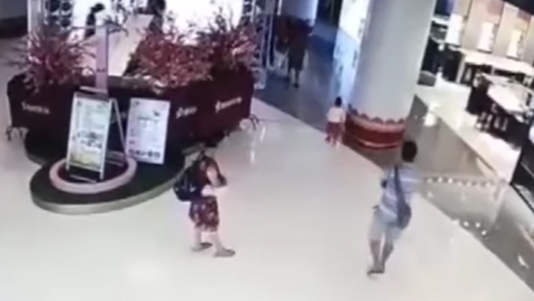 Hombre-patea-nina-maltrato-infantil-centro-comercial-China