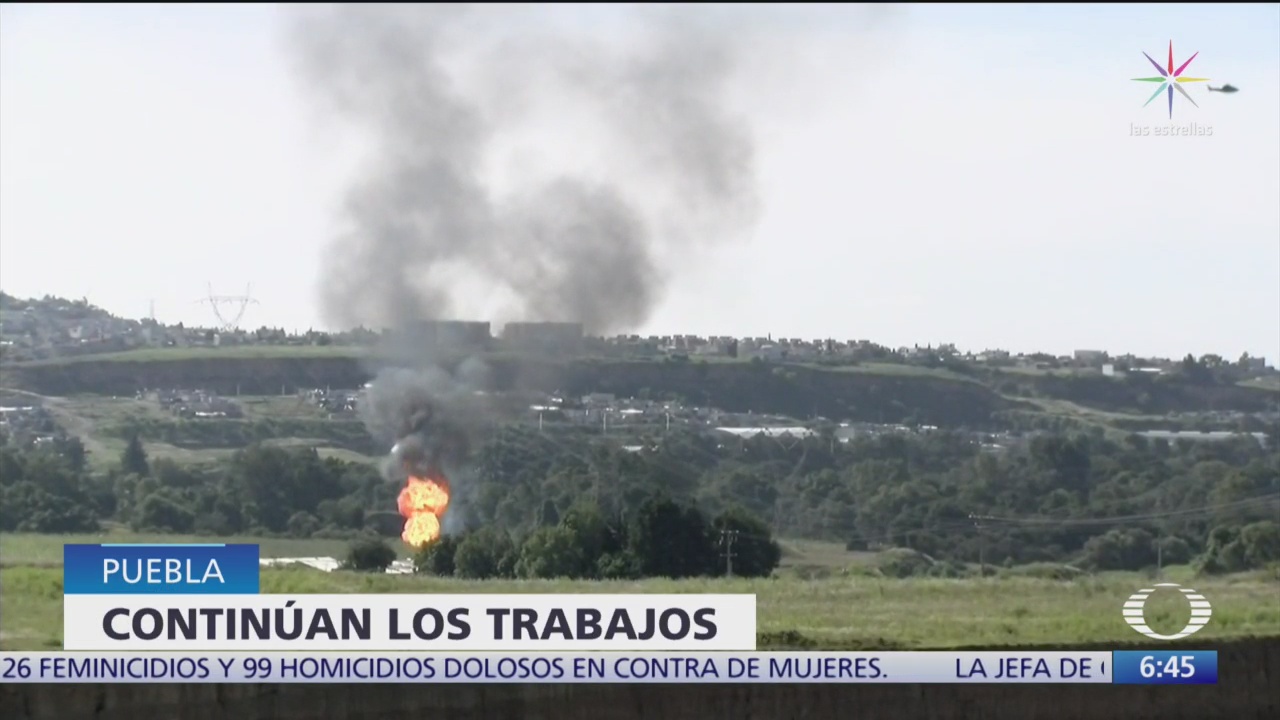 Continúa incendio por fuga en toma clandestina en Puebla