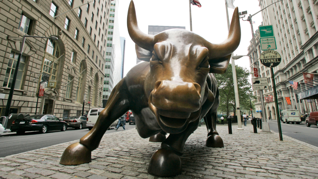 Imagen: Instalado en 1989 en las inmediaciones de la Bolsa de Nueva York, el toro de Wall Street simboliza la fuerza del mercado alcista y es una de las esculturas más conocidas de la ciudad, 8 de septiembre de 2019 (AP, archivo)