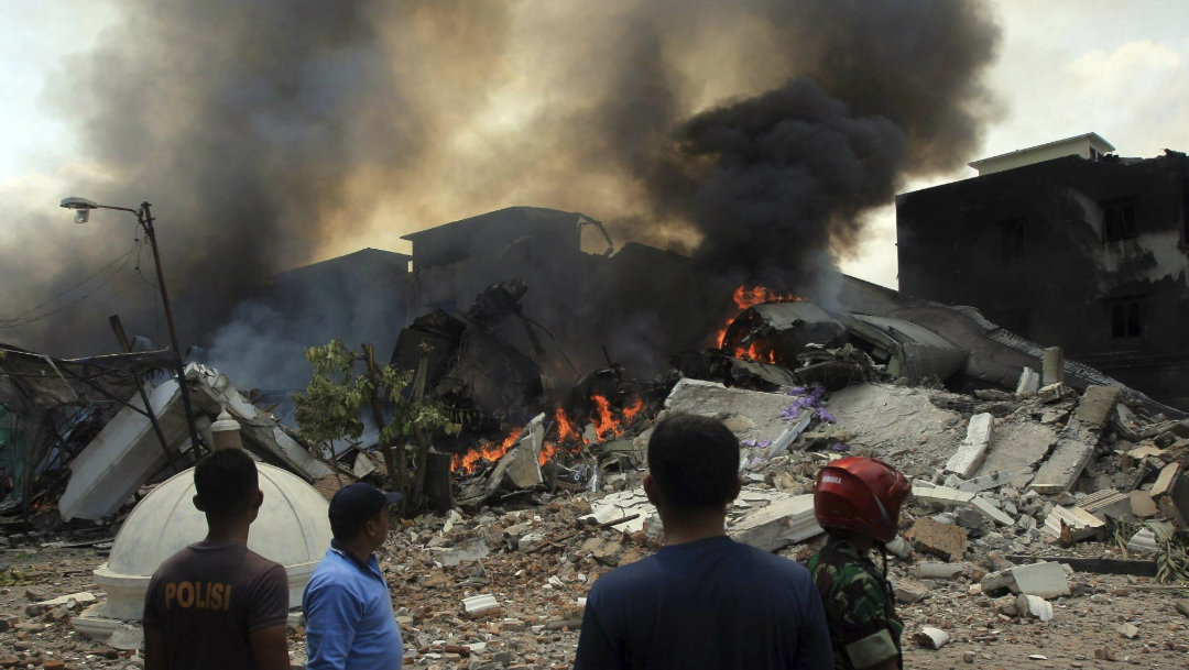 Siete muertos al caer avión sobre casas en Colombia