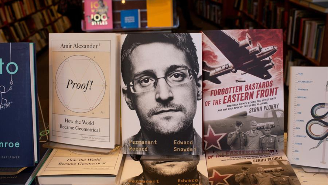Estados Unidos demanda a Edward Snowden por publicar su libro de memorias