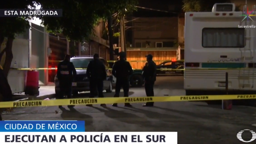 Foto: Una ambulancia llegó al lugar, pero ya no pudo hacer nada para salvarle la vida al policía, 23 de septiembre de 2019 (Noticieros Televisa)
