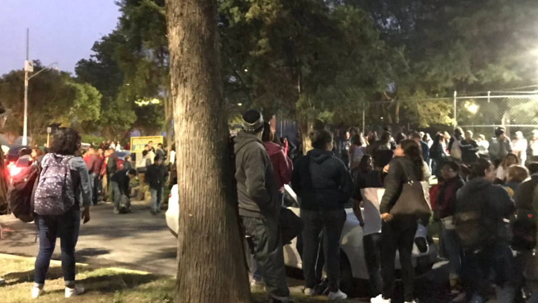 FOTO Reportan que encapuchados toman Facultad de Ciencias Políticas de la UNAM (Twitter @EstebanG_V)