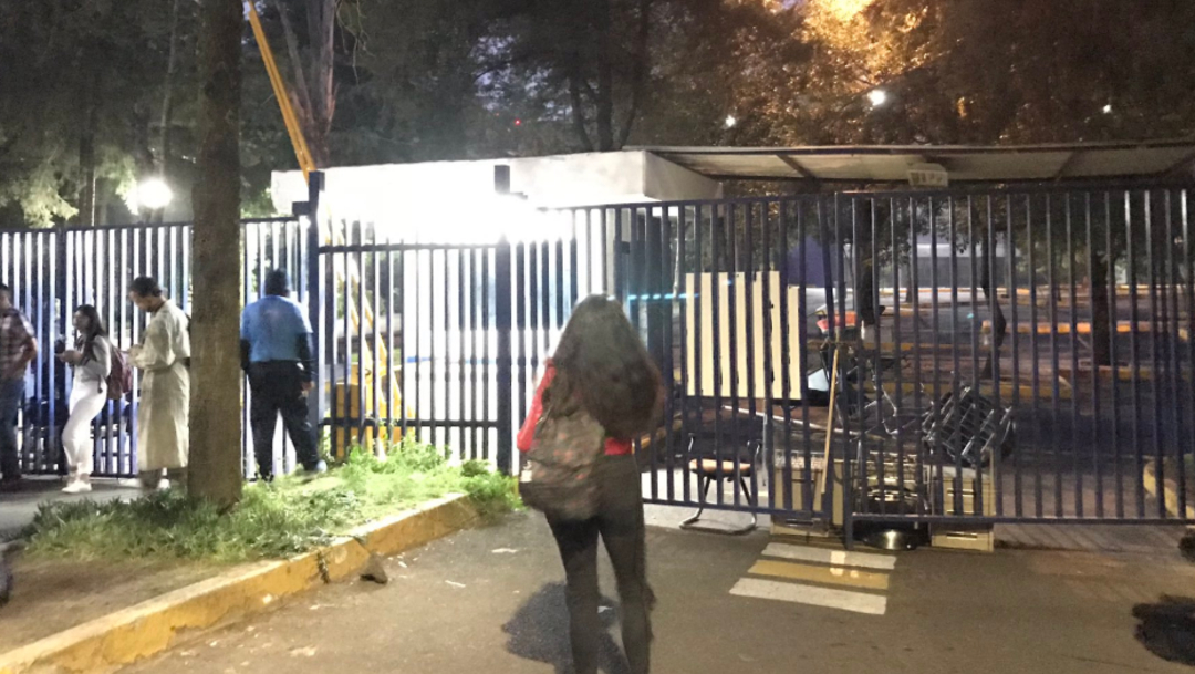 FOTO Reportan que encapuchados toman Facultad de Ciencias Políticas de la UNAM (Twitter)