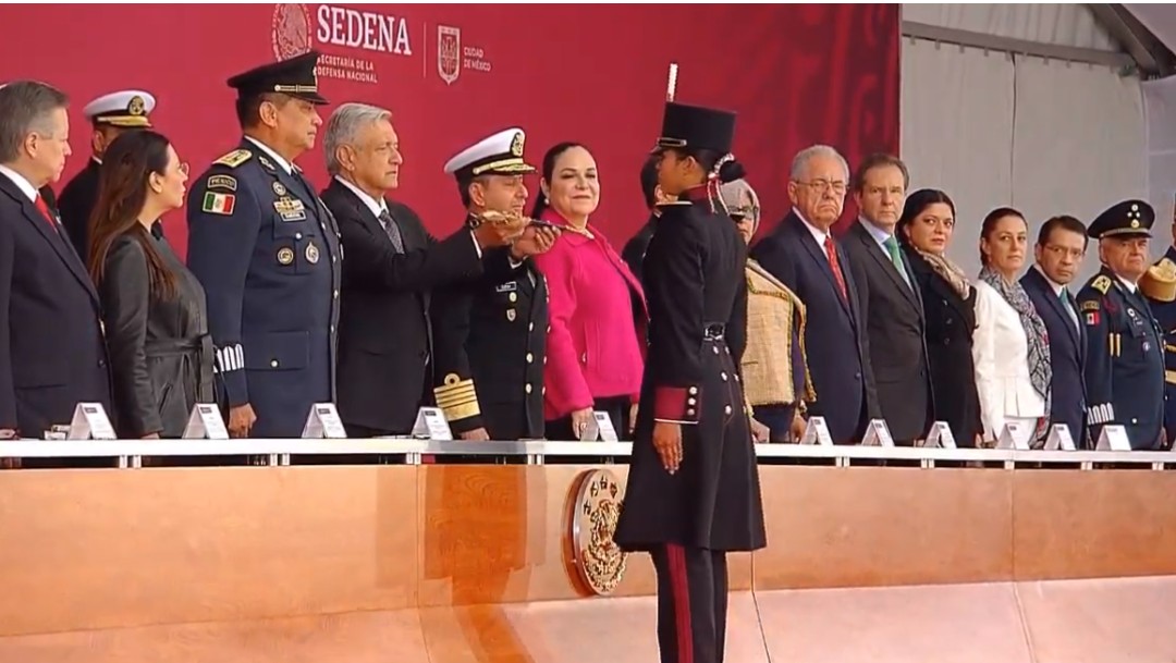 Foto: López Obrador hace entrega de espadines. 13 de septiembre de 2019, Ciudad de México 