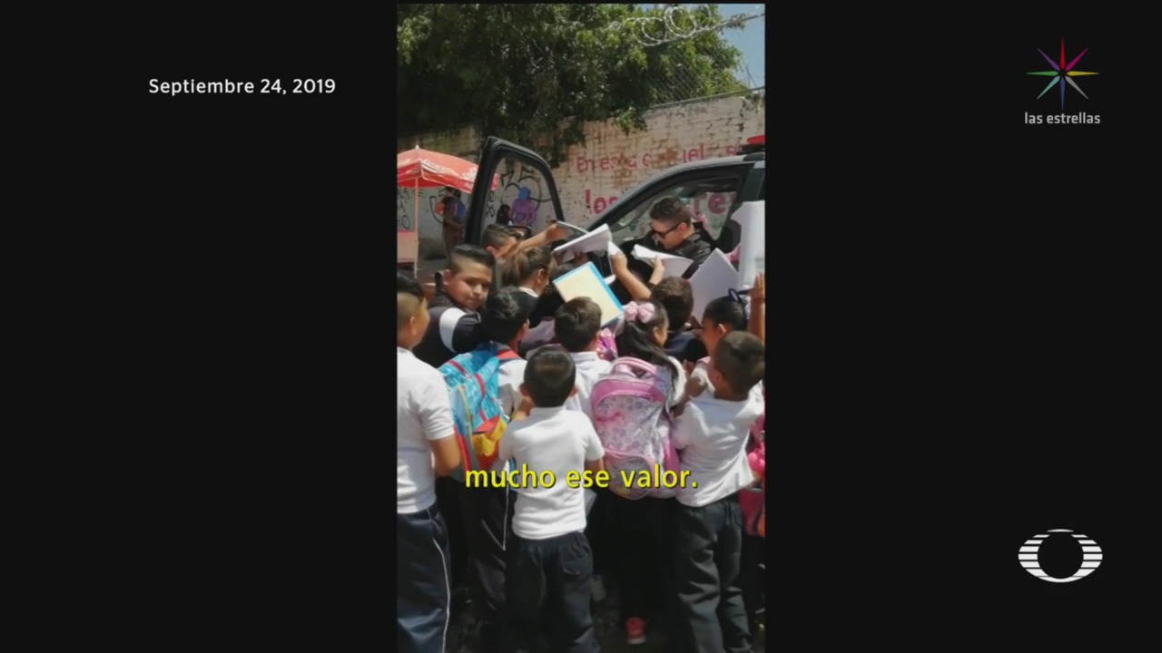 Estudiantes piden autógrafos a policía en una de las colonias más violentas de Guanajuato