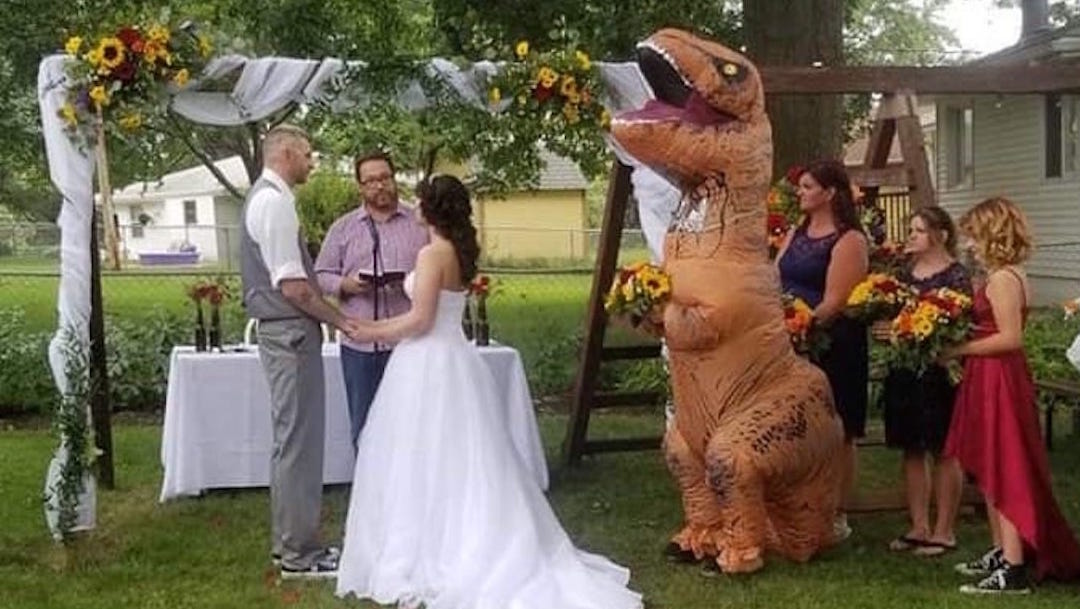 Video: Dama de honor llega a la boda de su hermana... ¡disfrazada de dinosaurio!