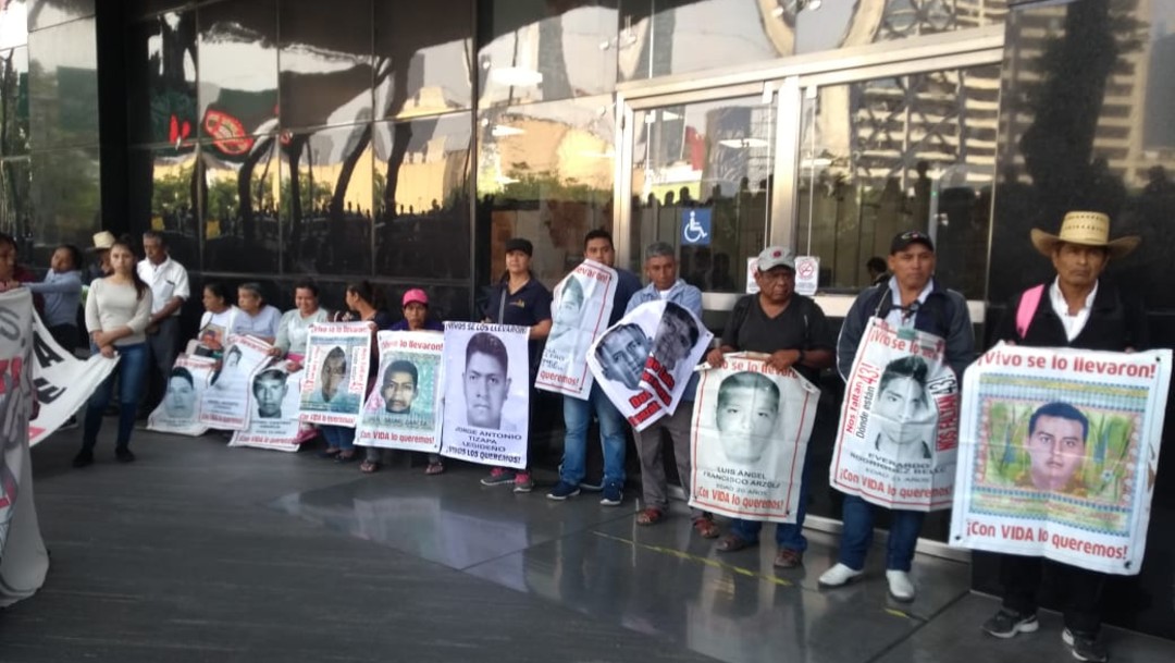 Foto: Familiares de Ayotzinapa protestan frente a FGR, 25 de septiembre de 2019, Ciudad de México