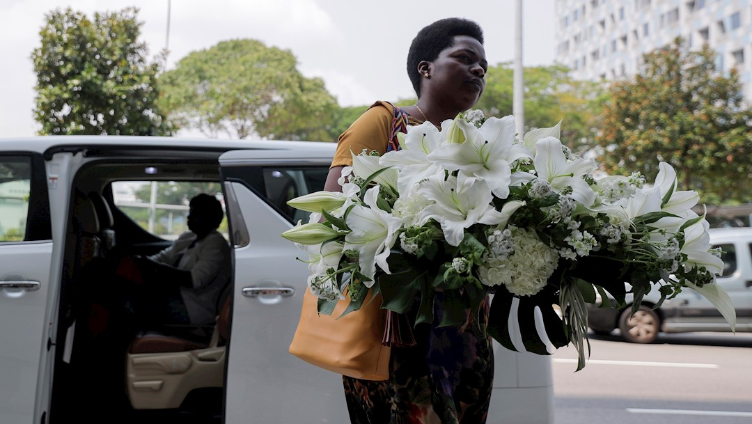 Foto: Una mujer lleva una corona de flores al ataúd donde descansa el cuerpo del expresidente de Zimbabwe Robert Mugabe, 7 septiembre 2019