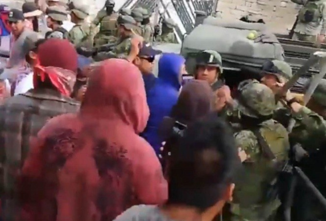 Foto: Enfrentamiento entre militares y pobladores del municipio de Acajete, Puebla. YouTube