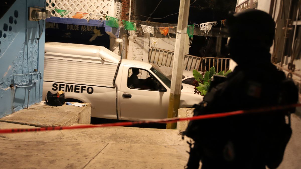 Foto: Un vehículo del Servicio Médico Forense (Semefo) recoge un cuerpo en el estado de Guerrero. Cuartoscuro