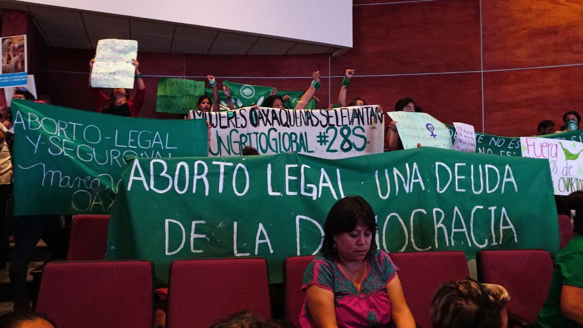 Foto: Feministas de la llamada "Marea Verde" colocaron mantas en el Congreso de Oaxaca. Efe