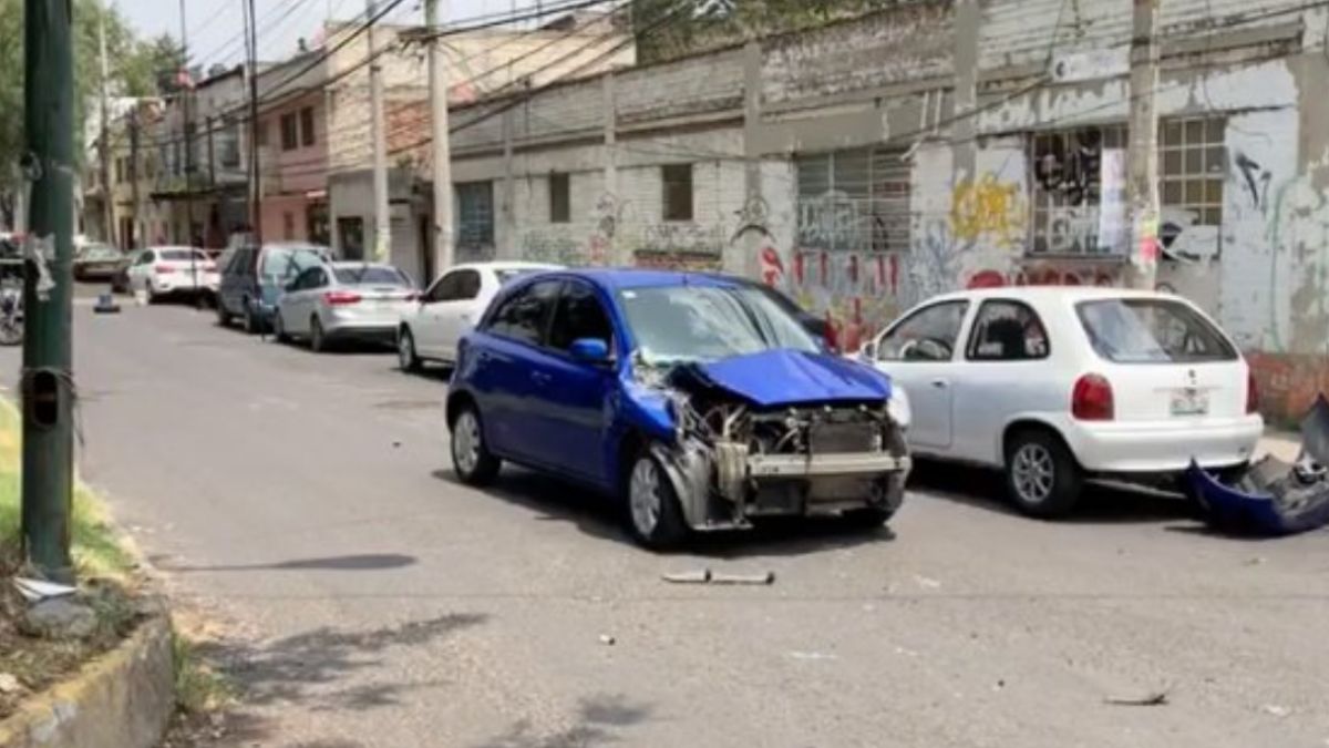 Foto: El conductor chocó con varios autos estacionados después de recibir un disparo en la espalada. Noticieros Televisa