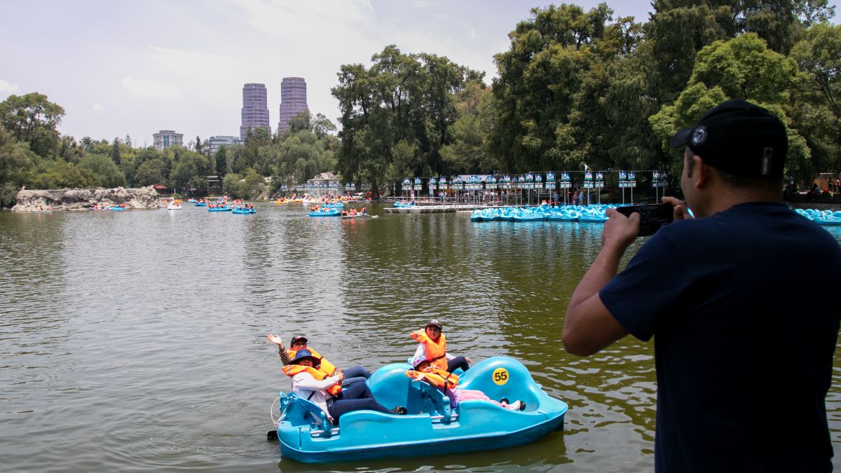 Foto: Turistas usan las lanchas en el lago del Bosque de Chapultepec, Ciudad de México. Cuartoscuro