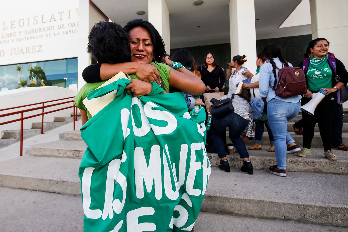 Foto: Dos mujeres se abrazan afuera del Congreso de Oaxaca. Reuters