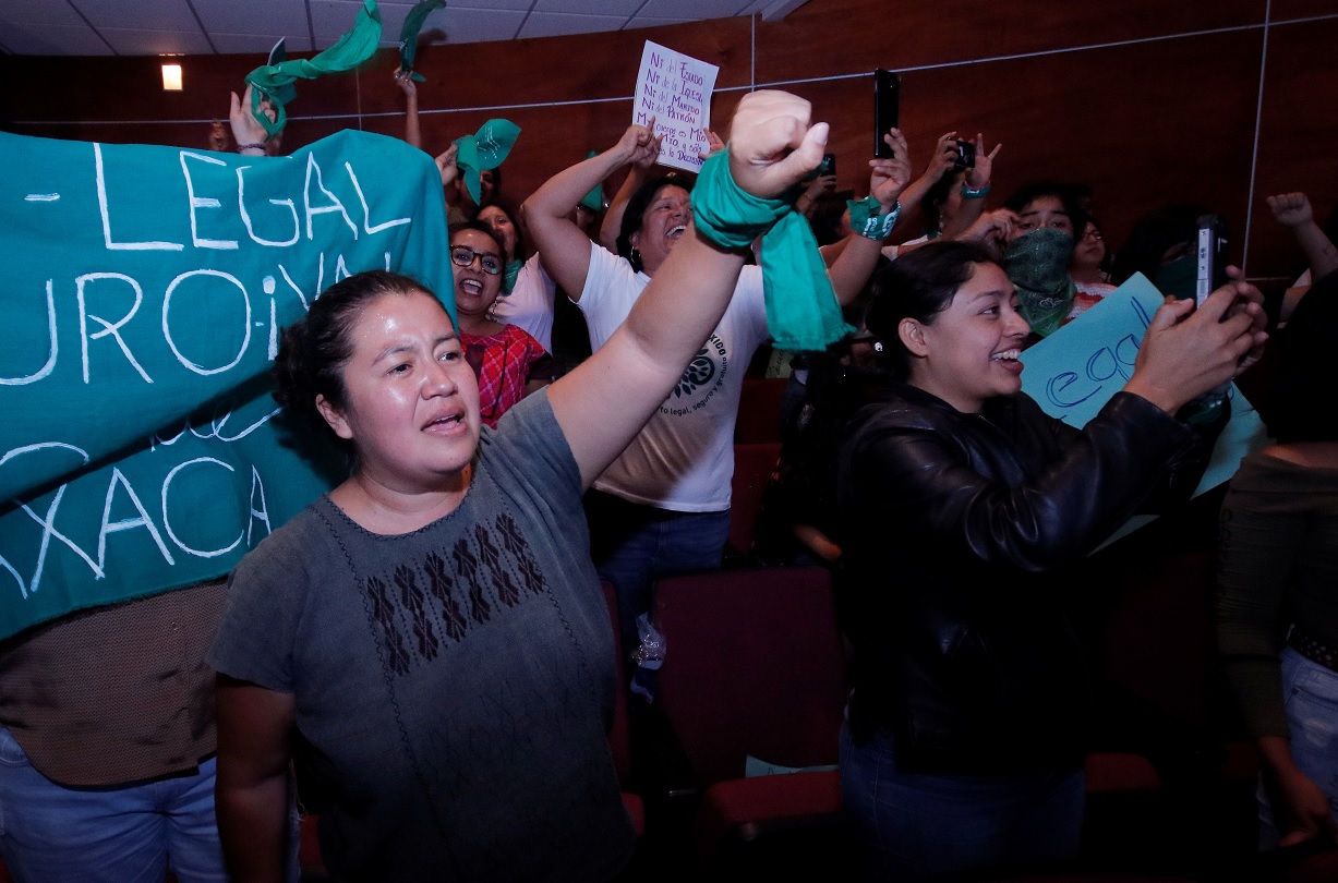 Foto: Feministas aplaudieron y alzaron el puño tras la decisión del Congreso de Oaxaca. Reuters