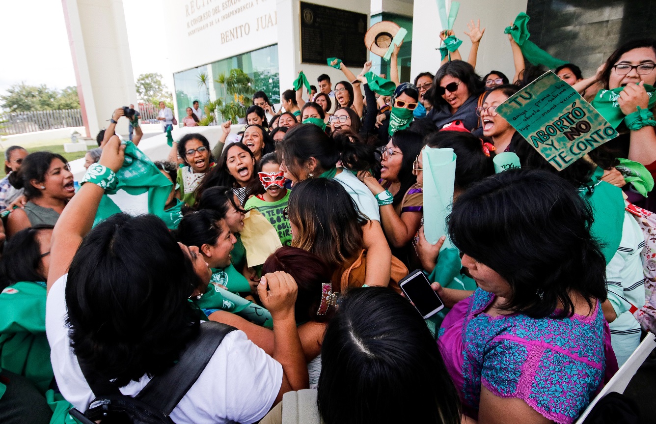 Foto: La “Marea Verde” celebra afuera del Congreso de Oaxaca. Reuters