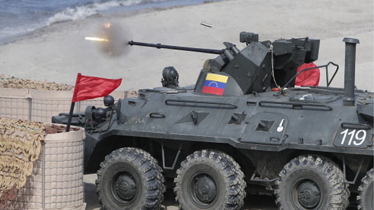 Foto: Un vehículo blindado venezolano dispara durante los Juegos Internacionales del Ejército 2019 en la región de Kaliningrado, Rusia. Getty Images/Archivo