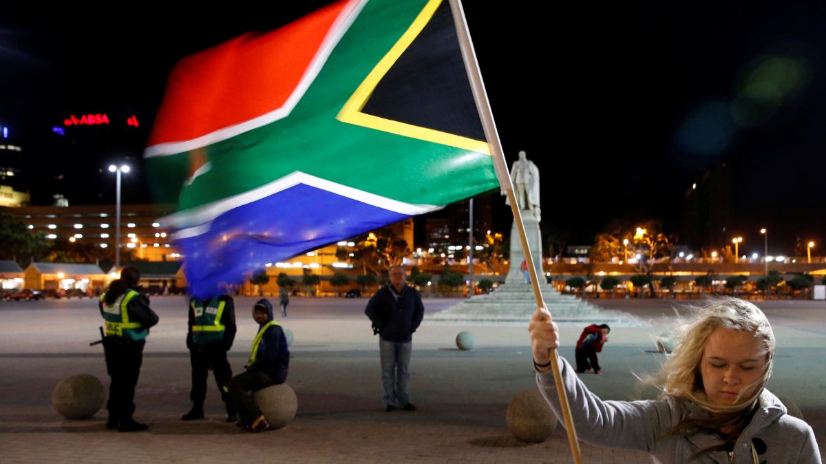 Foto: Una niña sostiene una bandera de Sudáfrica. Reuters/Archivo