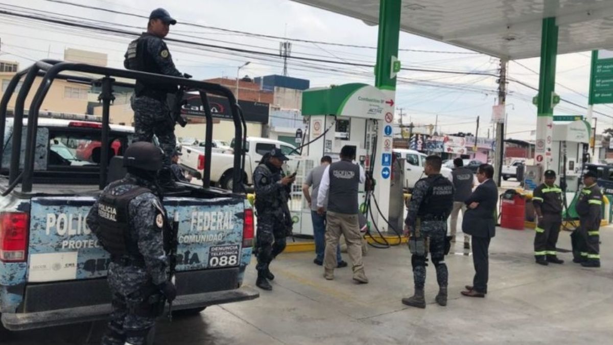Foto: Personal de Profeco verifica una gasolinera en Nuevo Laredo, Tamaulipas. Twitter/@Profeco